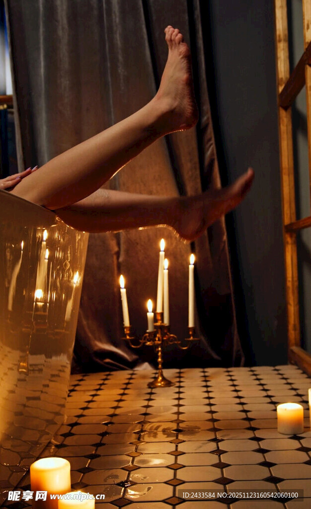 瑜伽者于烛光中优雅伸展