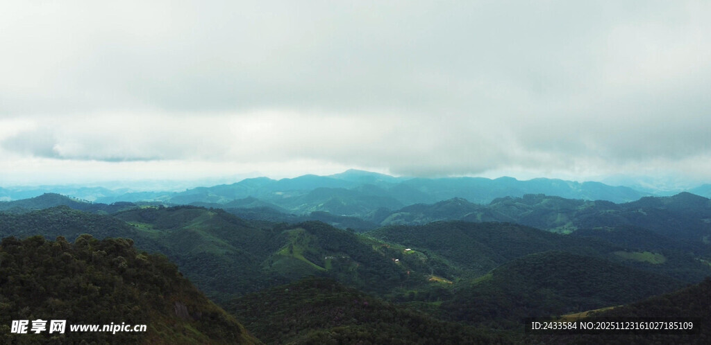 山峦云海间的壮美风光