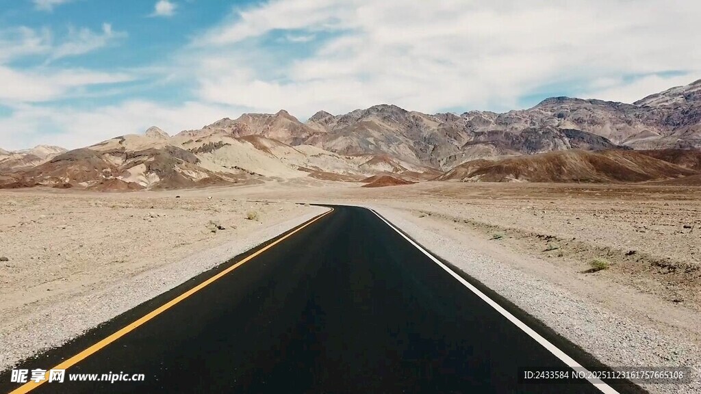 荒漠中的笔直公路