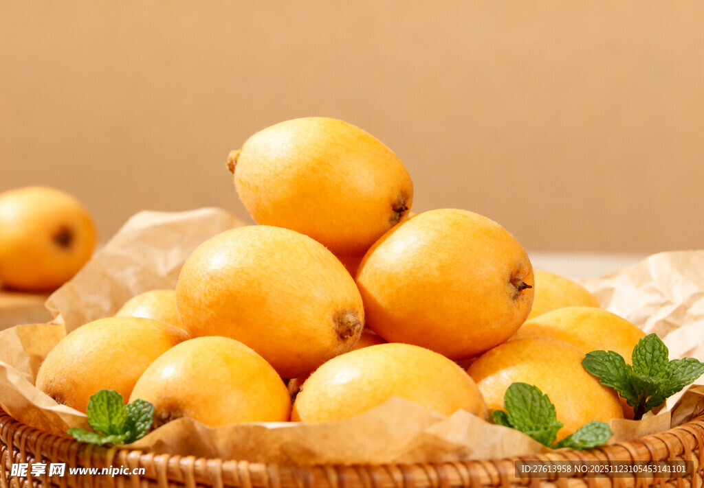 竹篮中的黄枇杷