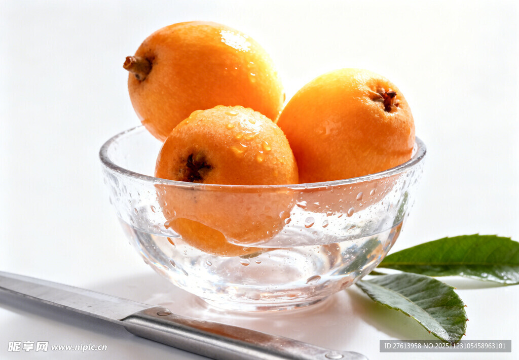 玻璃碗中的枇杷