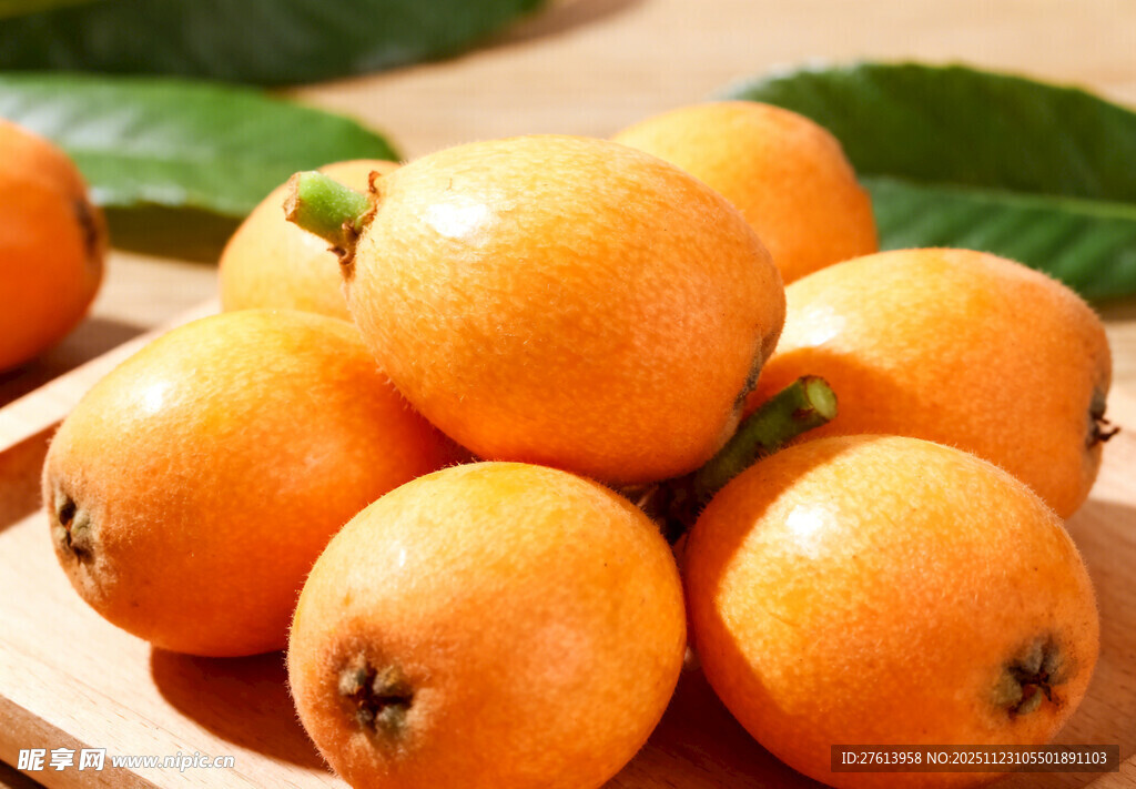 枇杷堆叠在木盘上