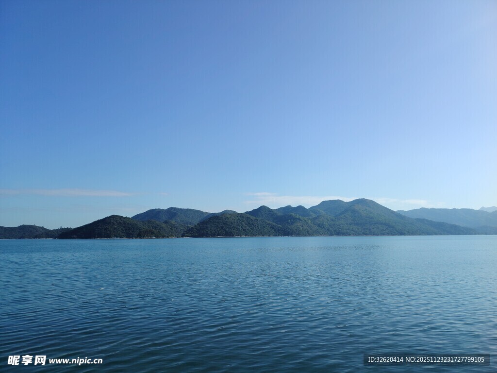 宁静湖景与远处山峦