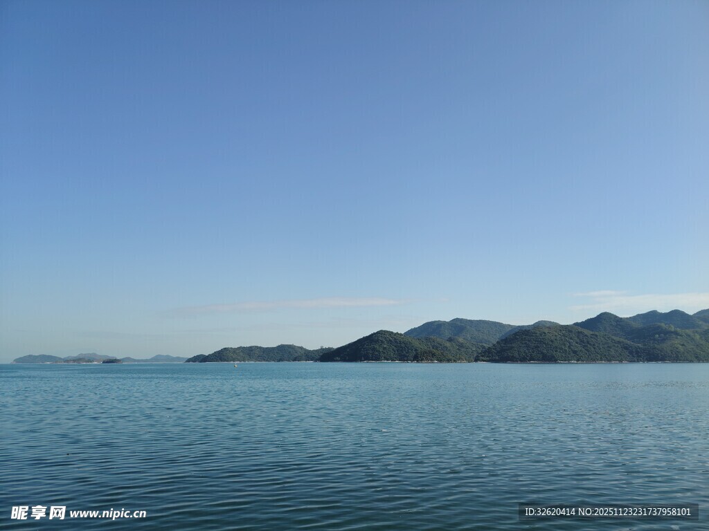 广阔海面与远处山峦