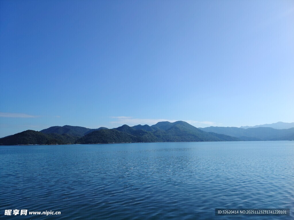 宁静湖景与远方山峦