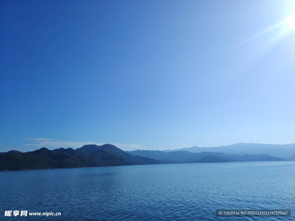 蔚蓝湖面与远处山峦美景