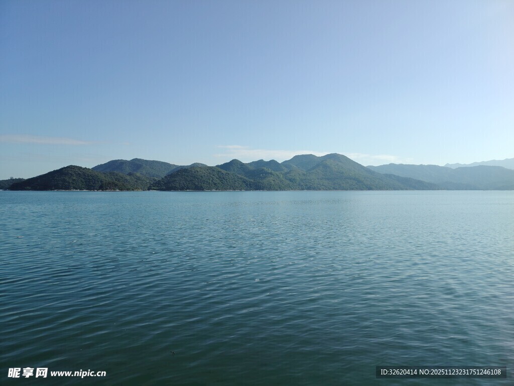 宁静湖水与远处山峦