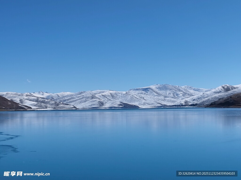 宁静蓝湖与远处雪山美景