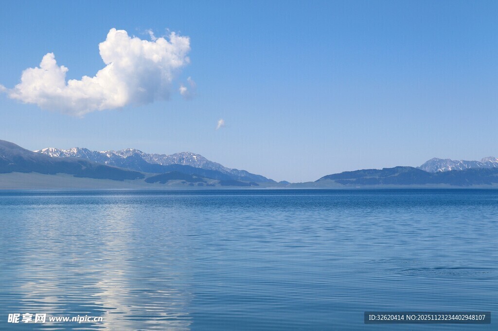 宁静湖景与蓝天白云