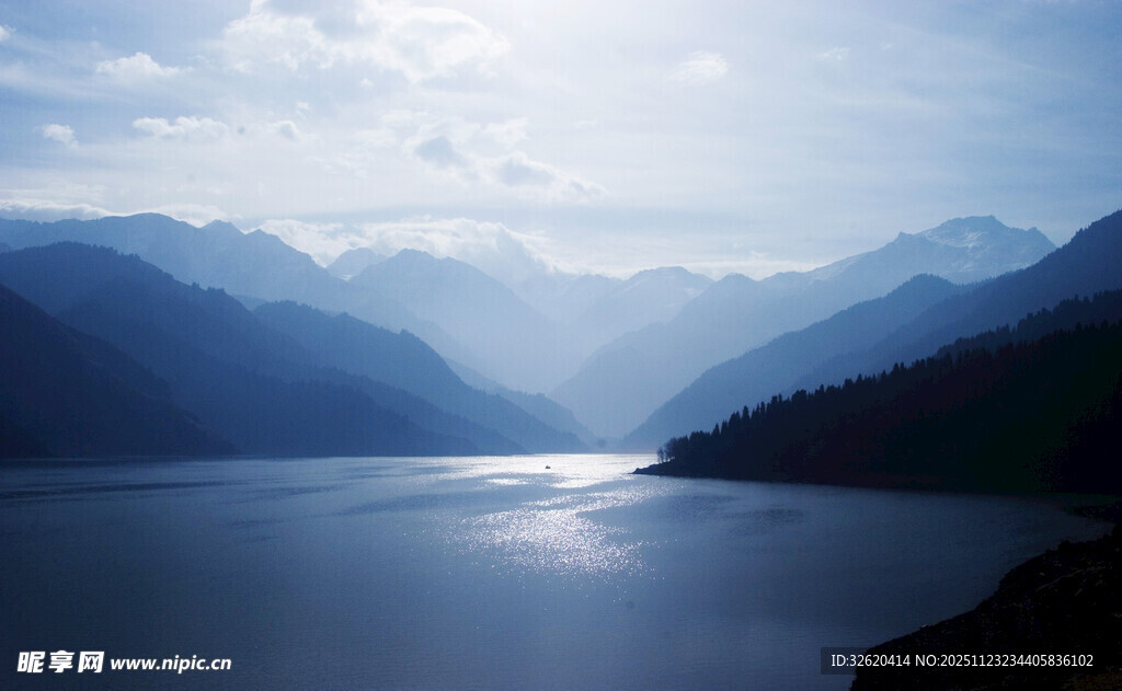 宁静山水间的湖光山色