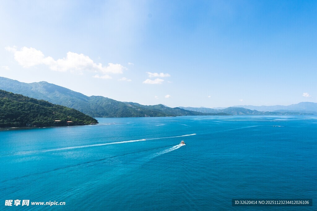 碧海蓝天间的海上风光