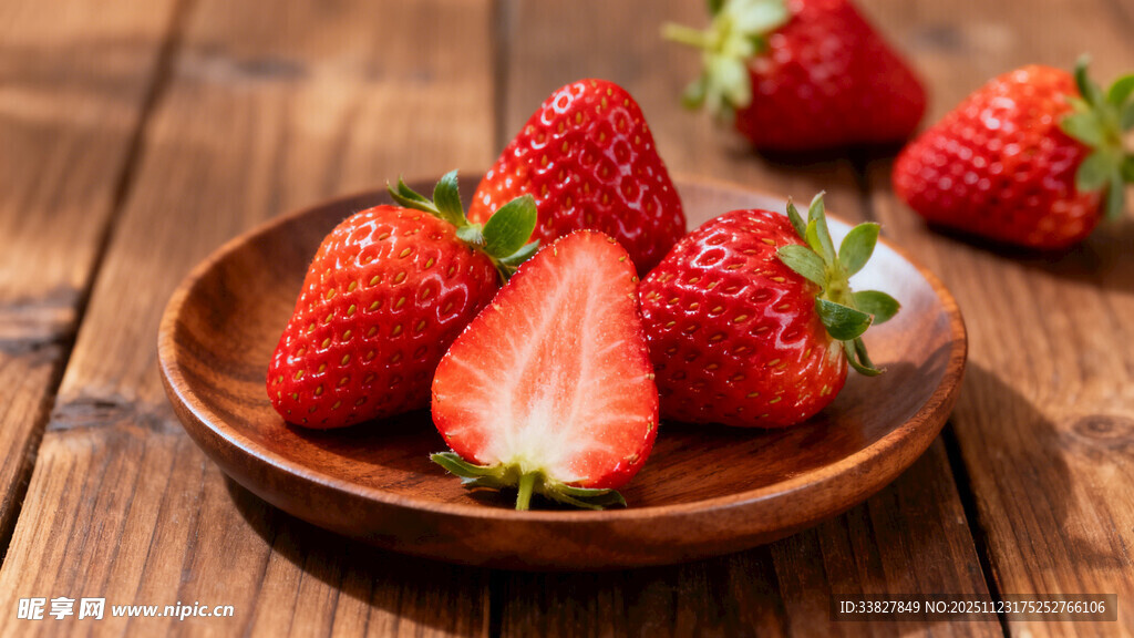 木盘上的新鲜草莓