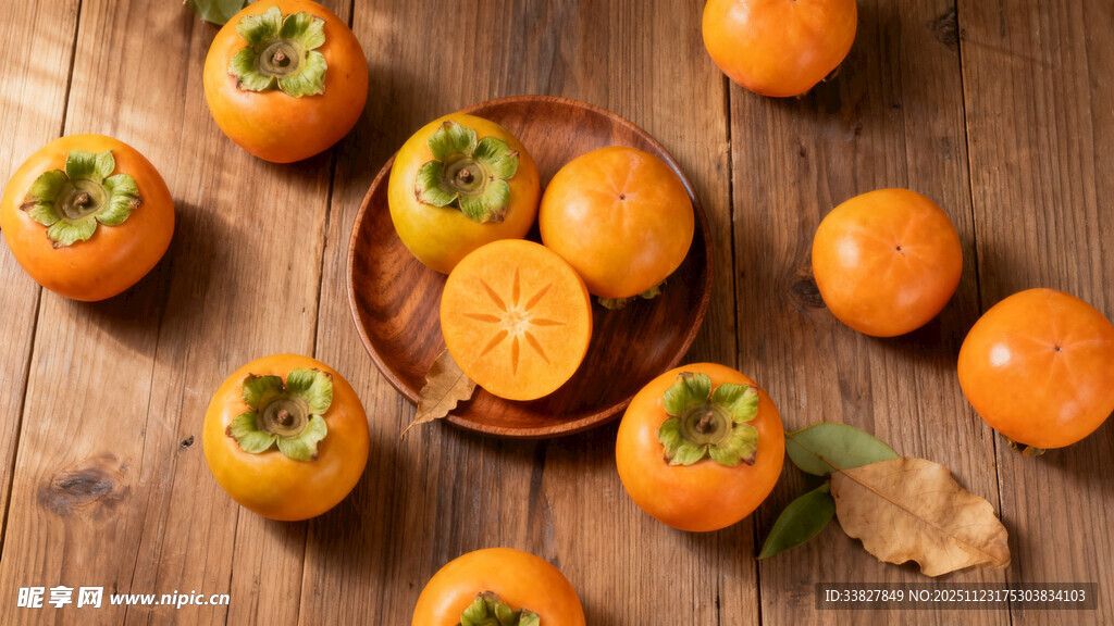 木盘上的新鲜柿子