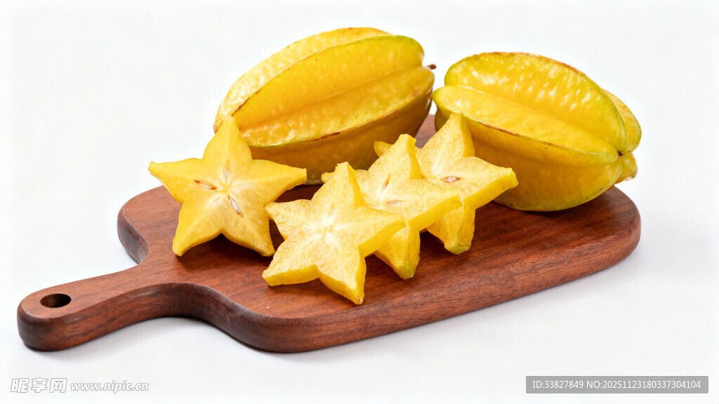 木盘上的新鲜杨桃切片