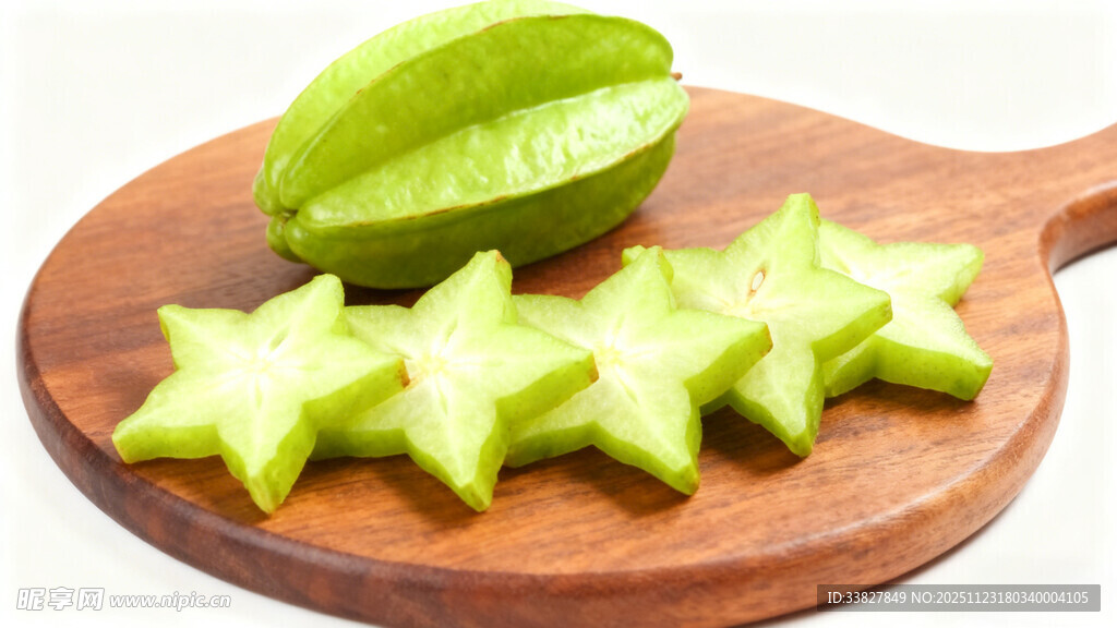 木盘上的新鲜杨桃