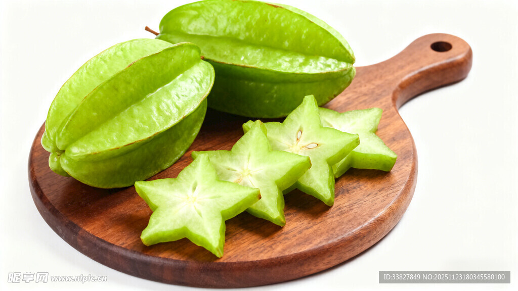 木盘上的新鲜杨桃切片