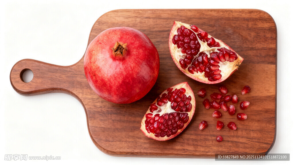 砧板上的红石榴与切块