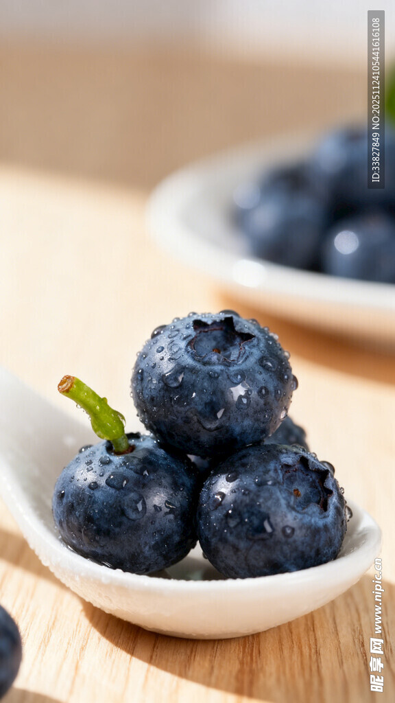 新鲜蓝莓盛于白色小碗中