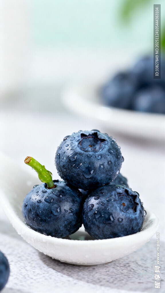 白碟中饱满新鲜的蓝莓