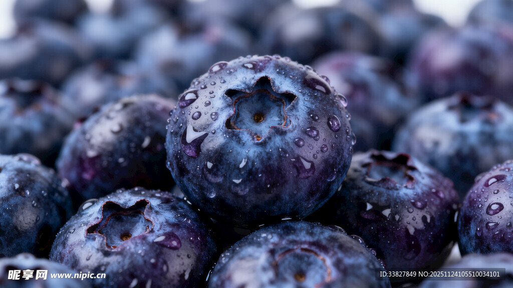 新鲜饱满的蓝莓