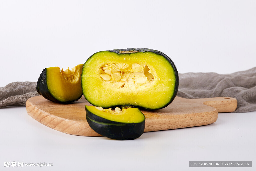 切开的贝贝南瓜置于木盘上