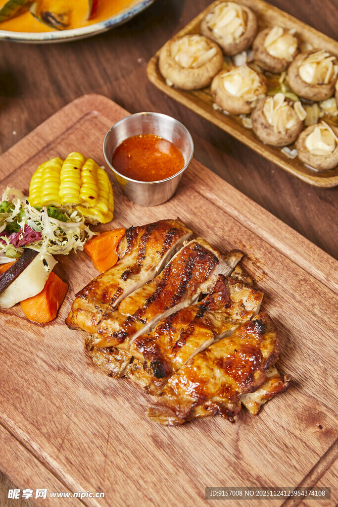 美味烤鸡排配多样食材