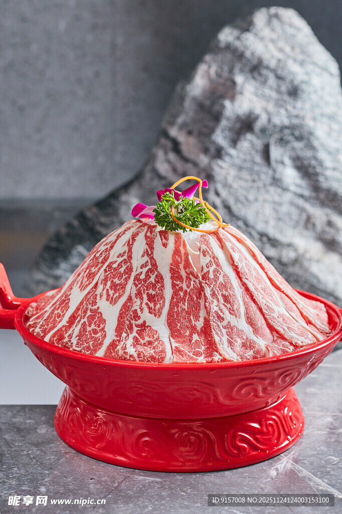 精致摆盘的顶级雪花牛肉