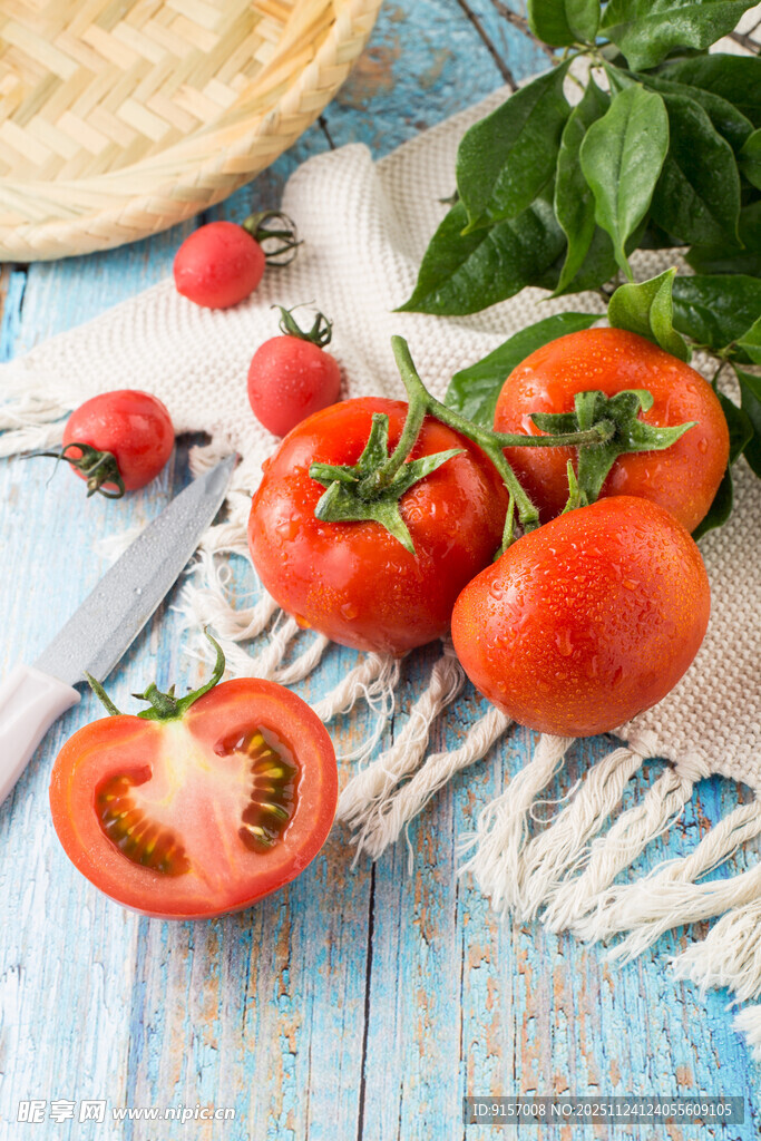 新鲜番茄摆放在蓝色木桌上