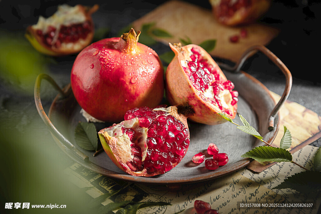 新鲜红石榴摆放在盘中