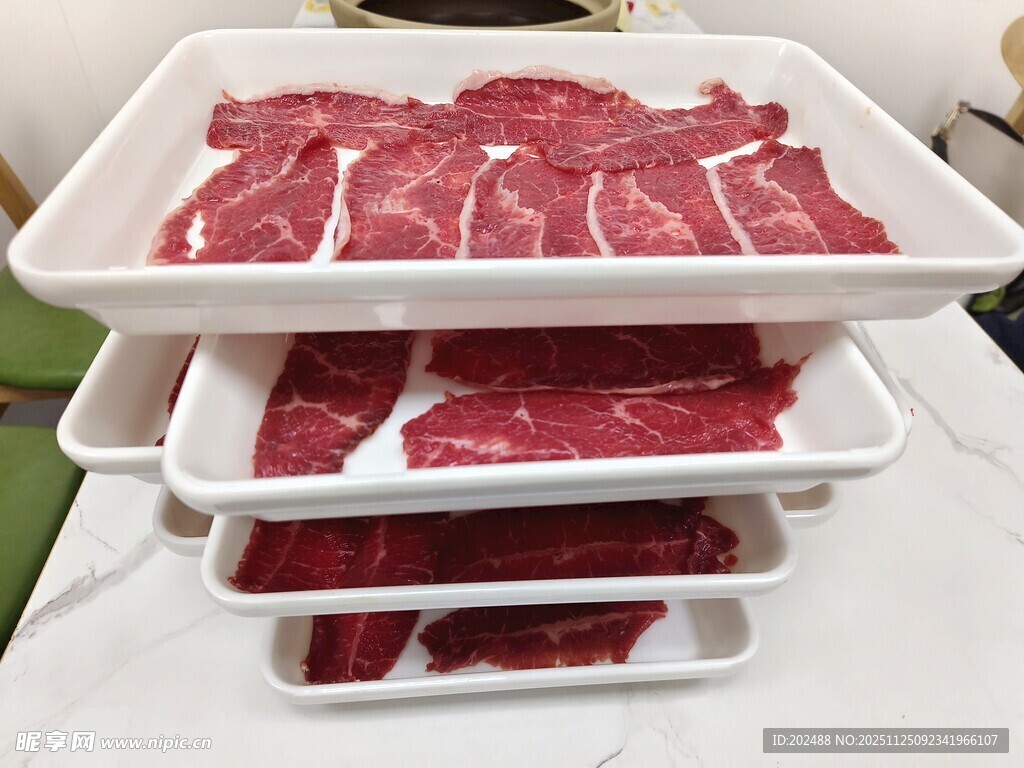 新鲜牛肉堆叠