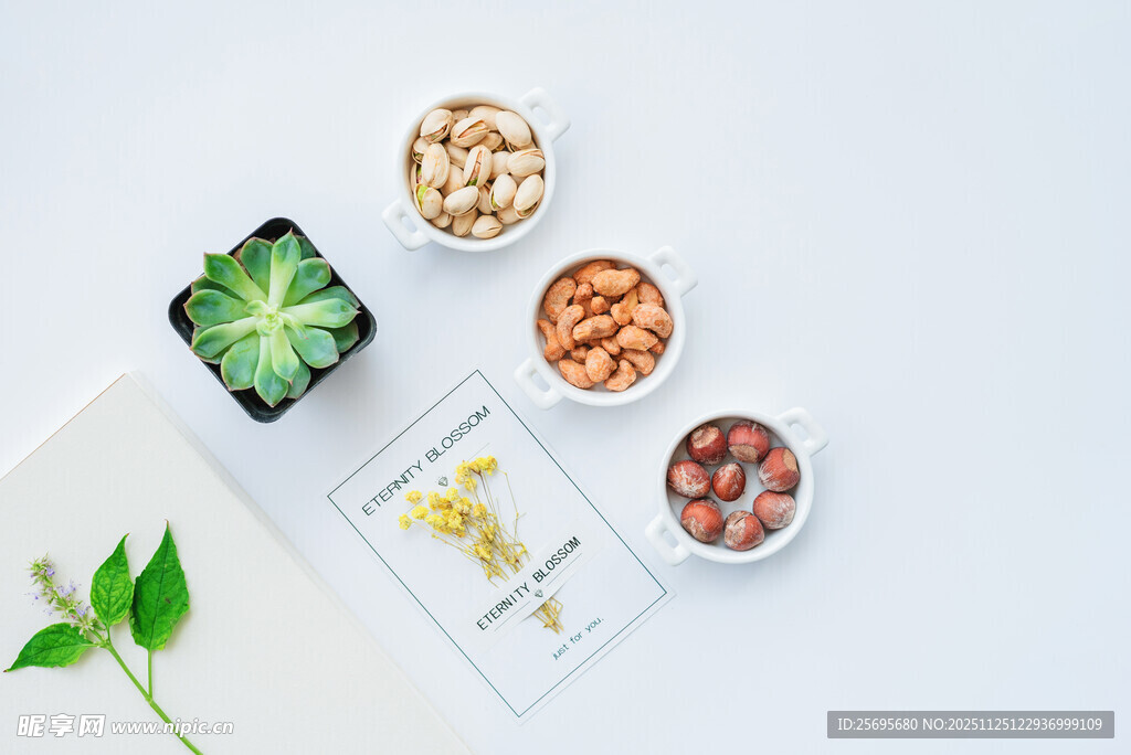 多样坚果与绿植的清新组合