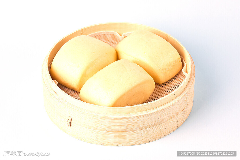 竹制蒸笼里的美味黄馒头