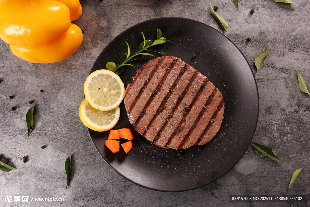 美味牛排配柠檬与蔬菜