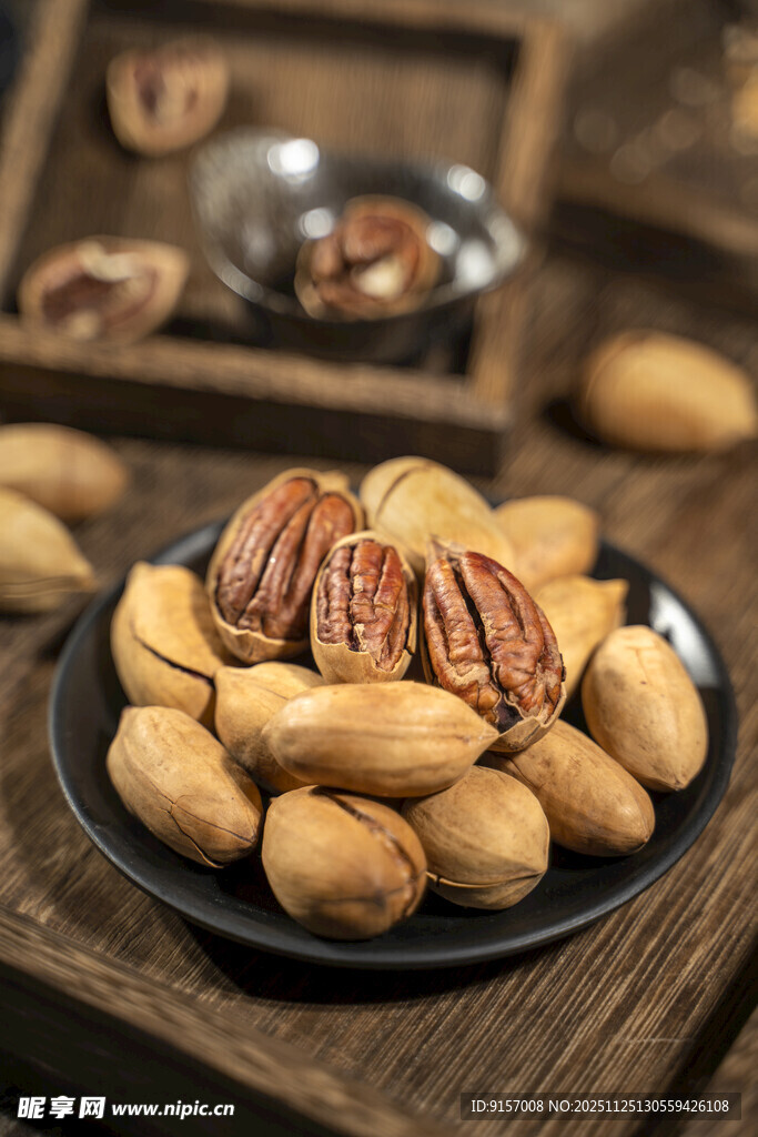 美味坚果摆放在古朴木桌上