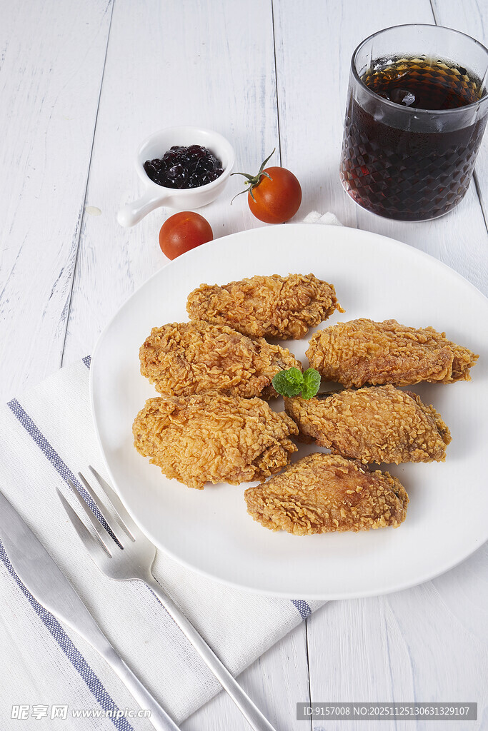 美味炸鸡配可乐与小食