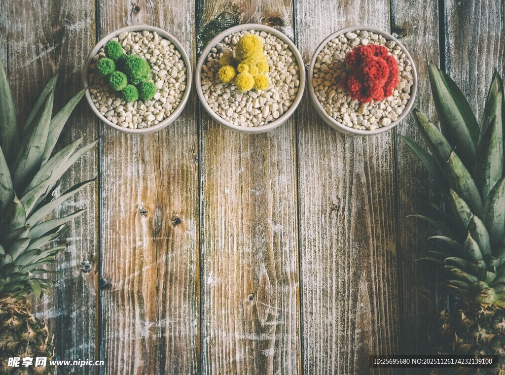 木制背景上的多彩水果拼盘