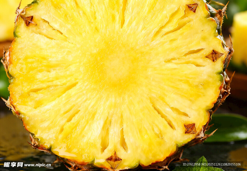 切开的金黄菠萝