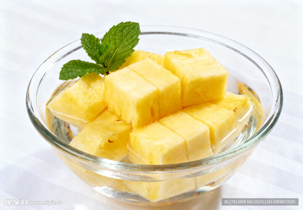 玻璃碗中的菠萝块