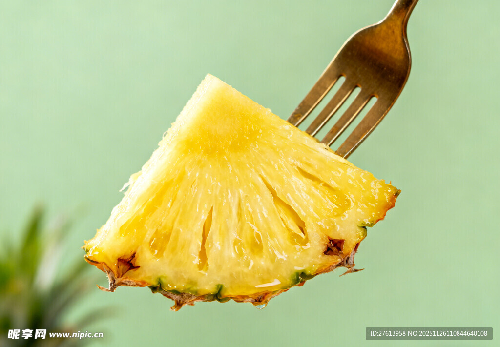 叉子上的菠萝块