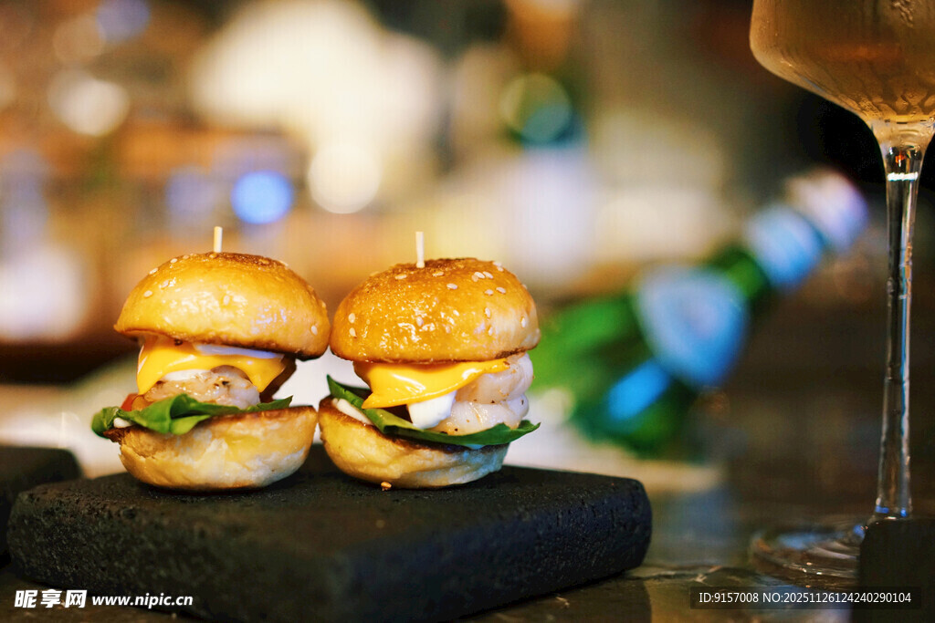 精致迷你汉堡与美酒