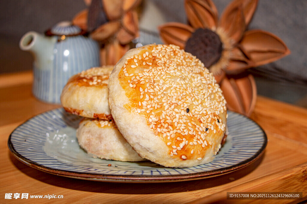 芝麻烧饼摆于古朴茶具旁