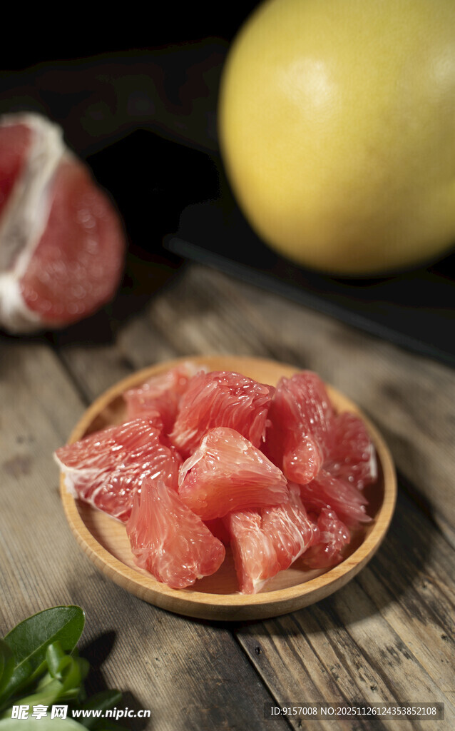 木盘里的新鲜红心柚子果肉