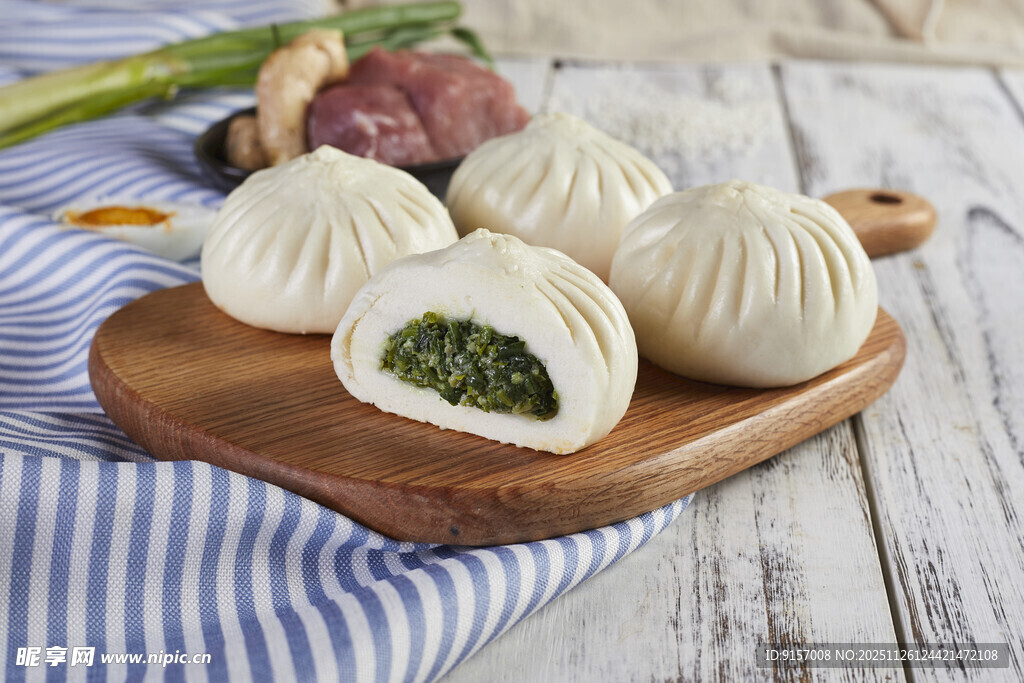 木盘上的美味青菜馅包子