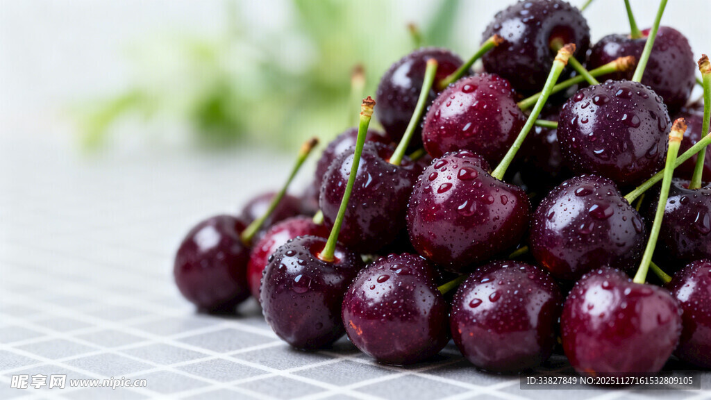 新鲜饱满的紫樱桃