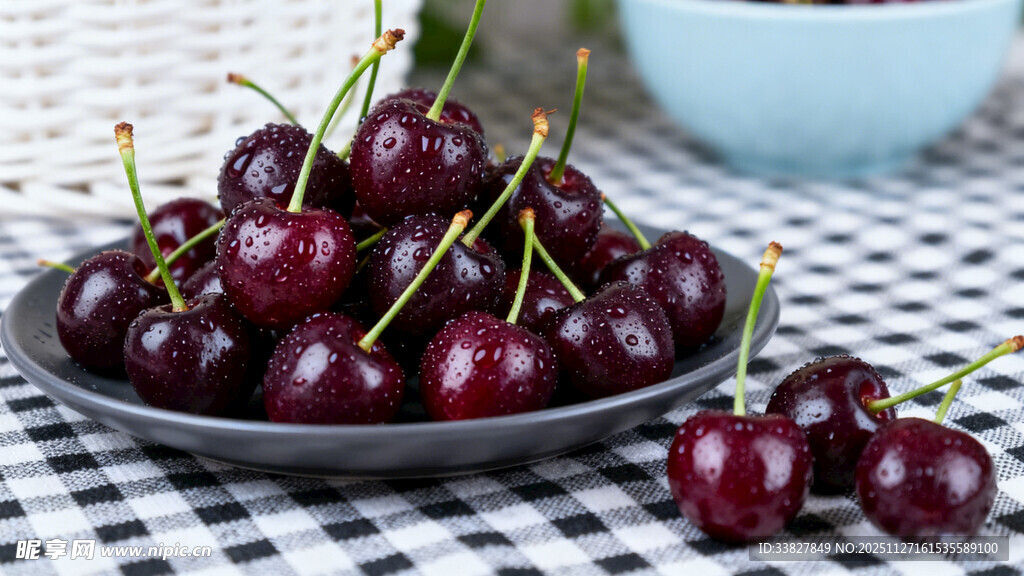 新鲜饱满的黑樱桃一盘