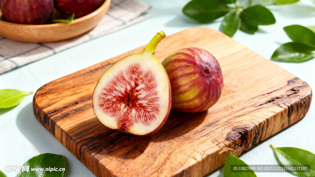 木盘上的新鲜无花果切片