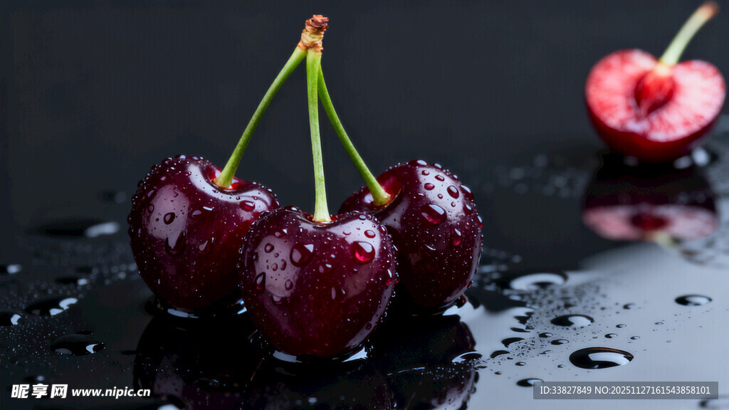 新鲜欲滴的三颗黑樱桃