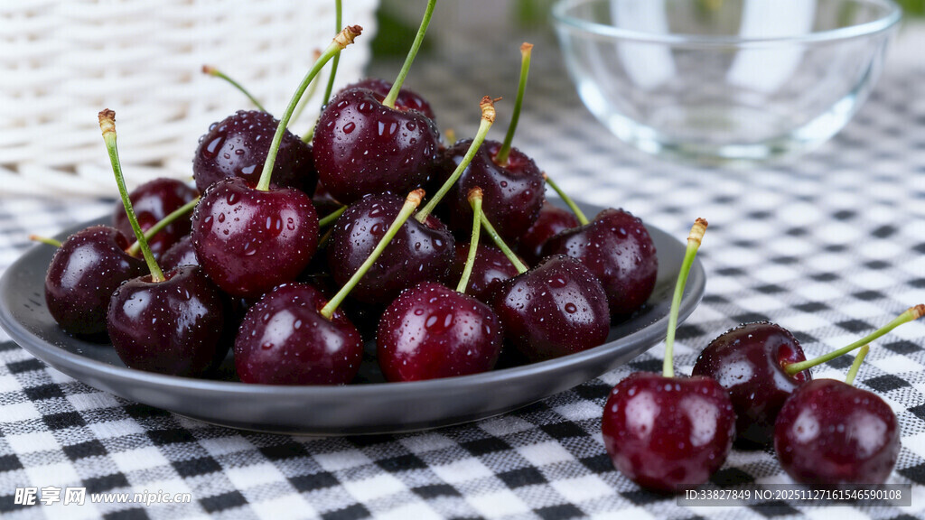 新鲜车厘子摆于格子布上