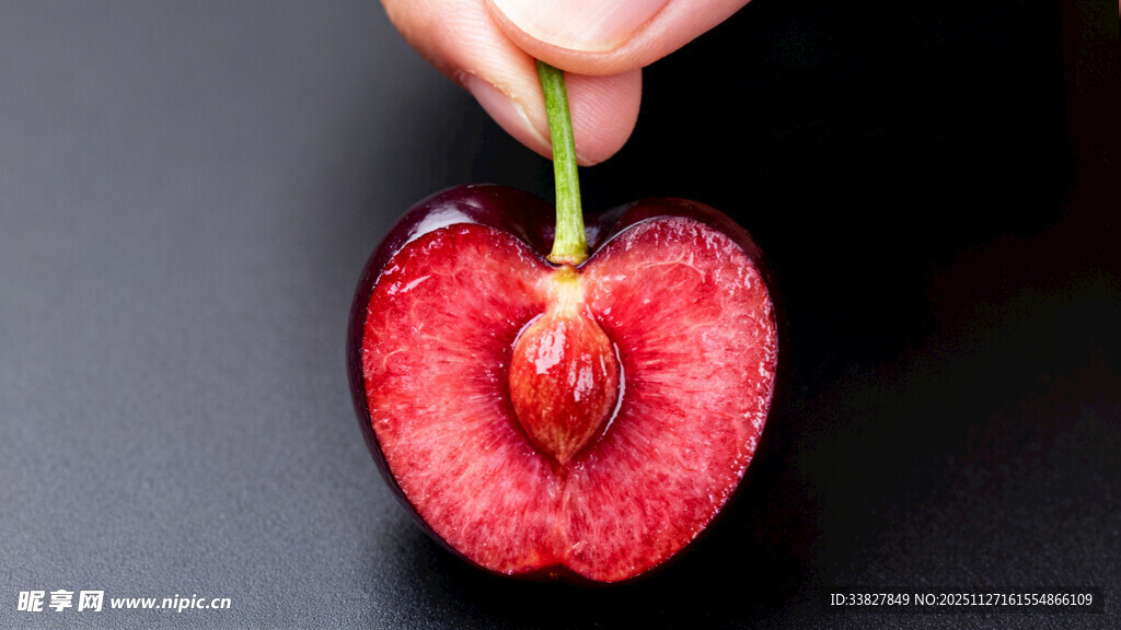 切开的鲜红樱桃特写