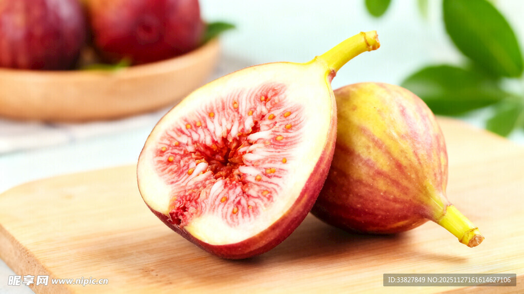 新鲜无花果摆放在木板上